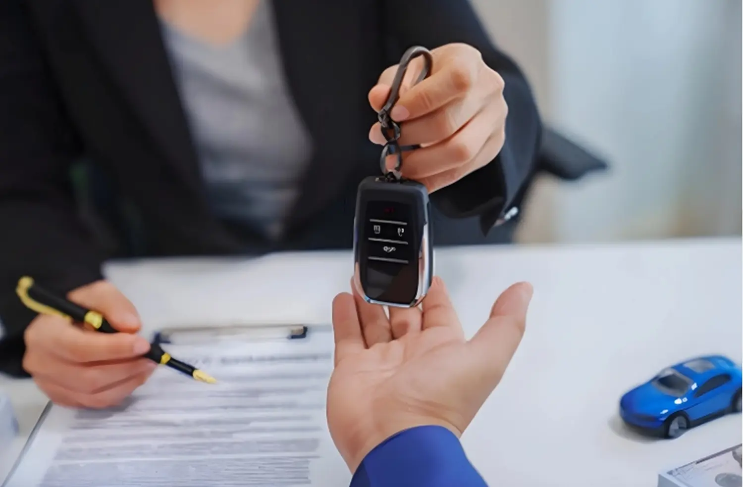 Daoud – KFZ-Sachverständigenbüro – eine Autoleasing- oder Kauftransaktion, die üblicherweise die Unterzeichnung eines Vertrags und den Austausch der Fahrzeugschlüssel beinhaltet.